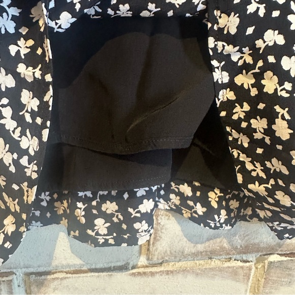 Something Navy v-neck floral camisole black white - Picture 6 of 7